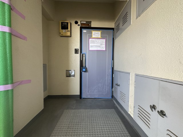 藤が丘マンションの玄関|玄関を共有廊下から撮影しました。プライベート性の高い突き当りのお部屋です。