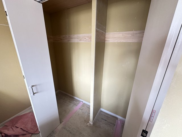 藤が丘マンションの収納|クローゼットの写真です。施工途中ですが収納の広さは現地でご確認できます。