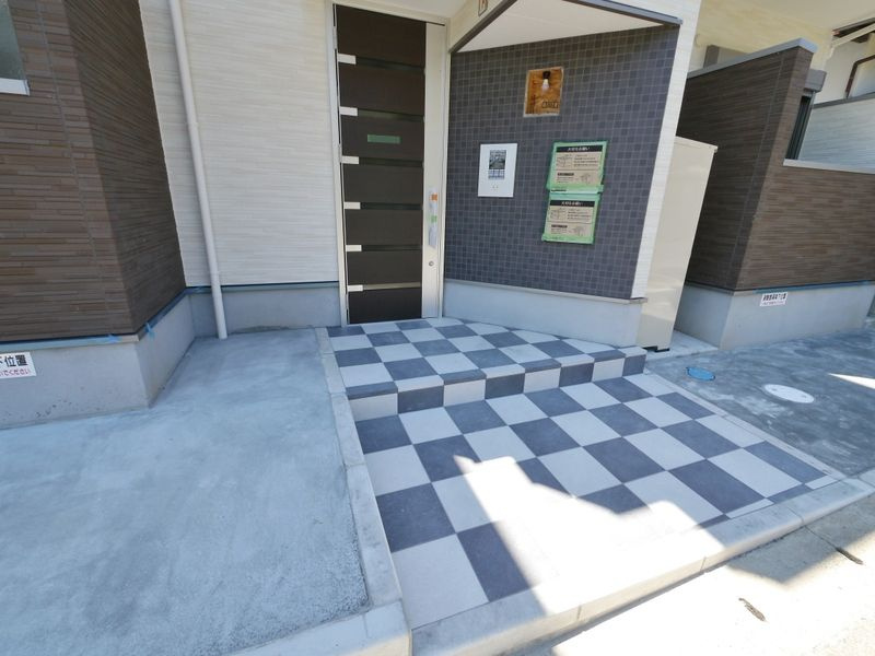 福岡市東区香椎駅前３丁目のアパートのエントランス