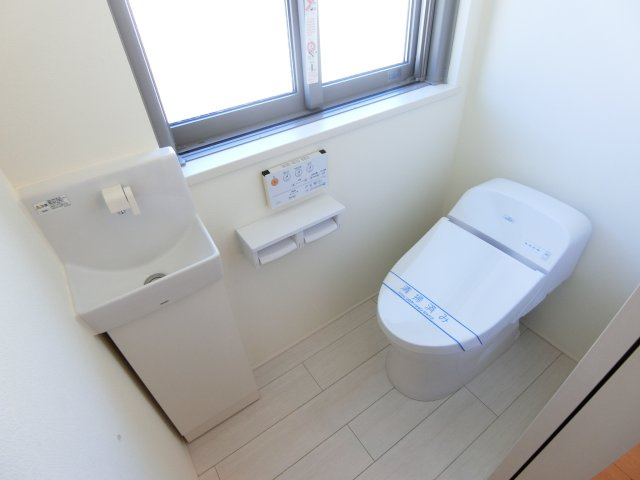 上丸子天神町戸建のトイレ