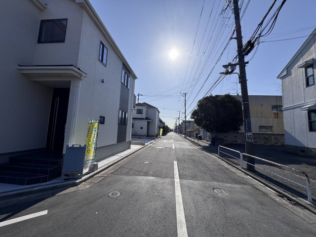 葛飾区東水元５丁目新築戸建【東水元小学校：5分】の前面道路含む現地写真|西側前面道路・幅員約8ｍ