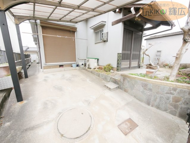明石市魚住町西岡　中古戸建の駐車場