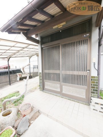 明石市魚住町西岡　中古戸建の玄関