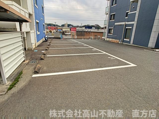 直方市大字感田の賃貸マンションの駐車場