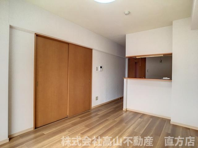 直方市大字感田の賃貸マンションの居間・リビング