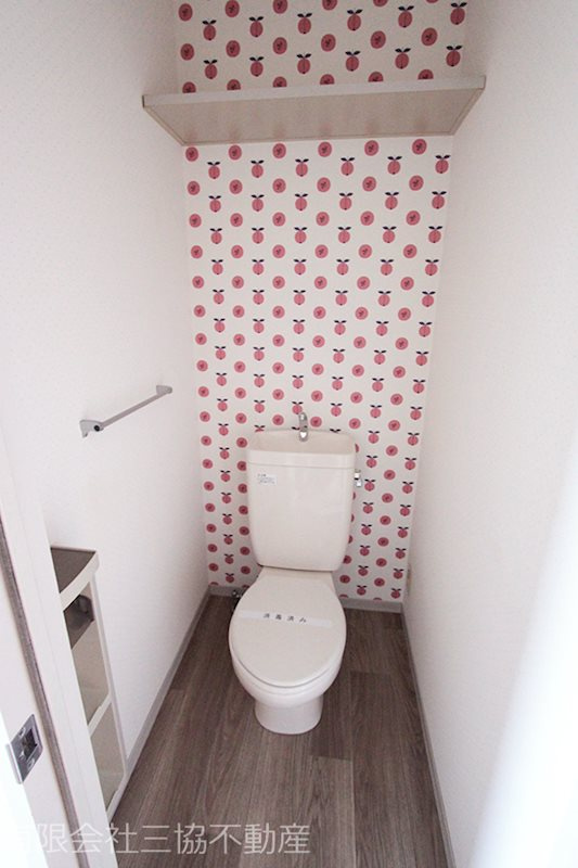 バリュージュ美杉台Aのトイレ|便利な収納棚付き