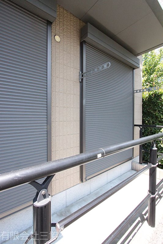 バリュージュ美杉台Aのバルコニー|インターホンやシャッター付き