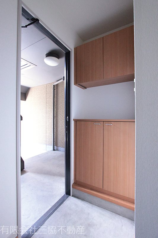 バリュージュ美杉台Aの玄関|上下セパレート型下駄箱付き