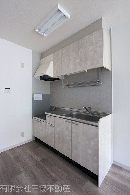 バリュージュ美杉台Aのキッチン|ガスコンロ設置タイプのキッチンです