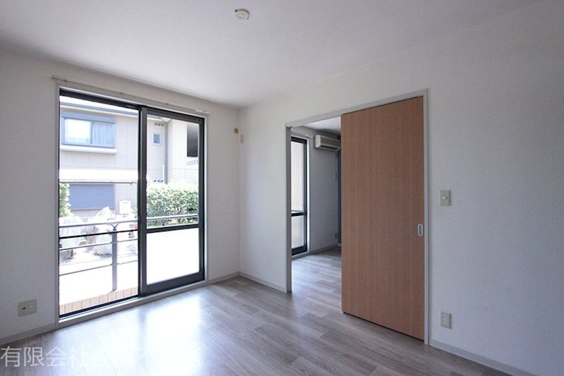 バリュージュ美杉台　A棟の寝室|洋室5.85帖　南面窓にはシャッター付き