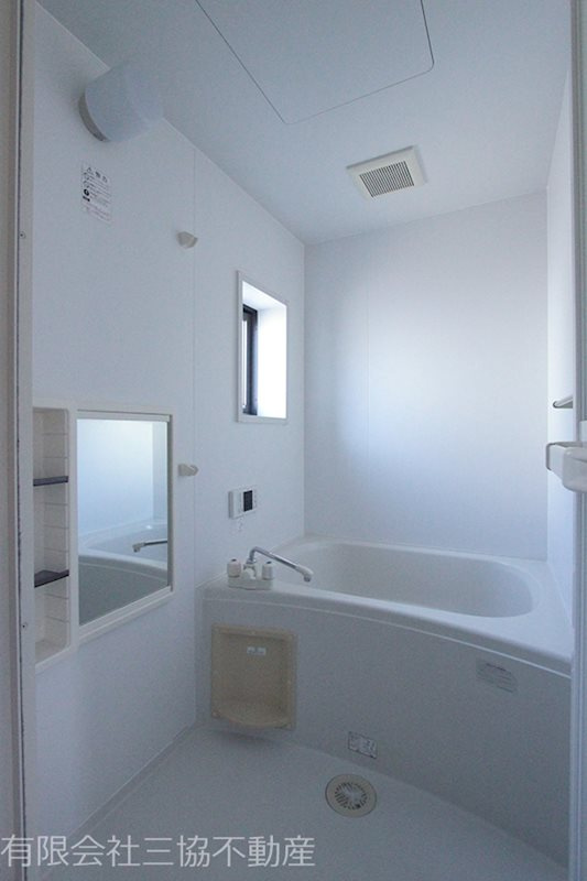 バリュージュ美杉台　A棟の浴室|追焚機能＋換気窓付き