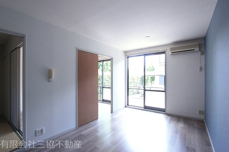 バリュージュ美杉台Aの居間・リビング|LDK10帖　エアコンやシャッター付