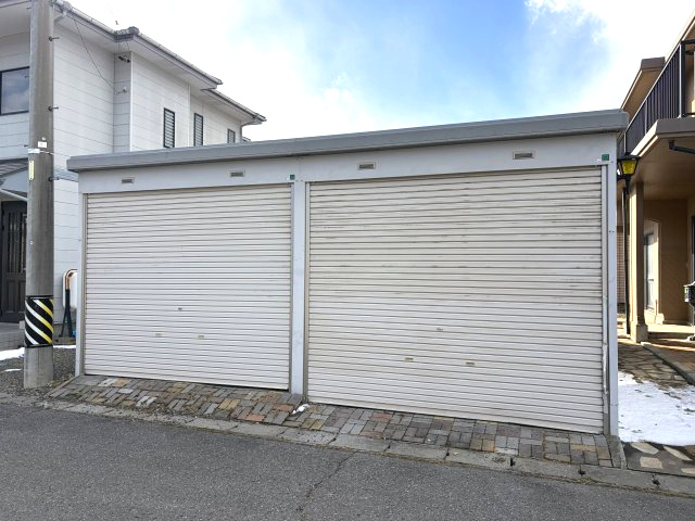 安曇野市三郷明盛　中古住宅の駐車場|車庫は撤去予定