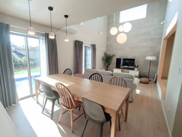 伊東市八幡野プールの家の居間・リビング