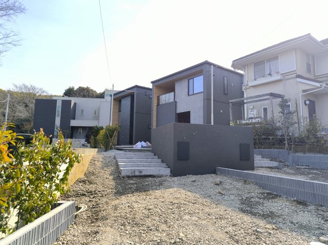 家族が自然と集まる、吹抜けリビングの家の画像