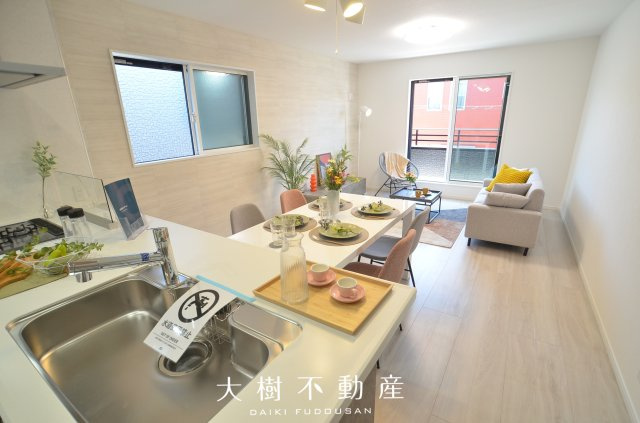 【居間・リビング】 | 綾瀬市寺尾釜田１丁目 新築戸建て 全7棟【仲介手数料無料】