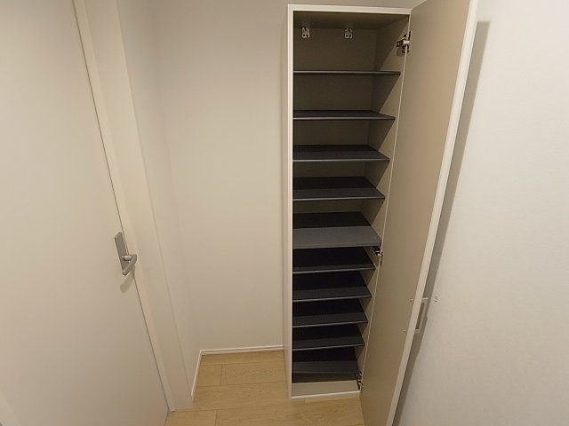 T.A海運町8丁目ⅢA棟の玄関|玄関にはシューズボックス