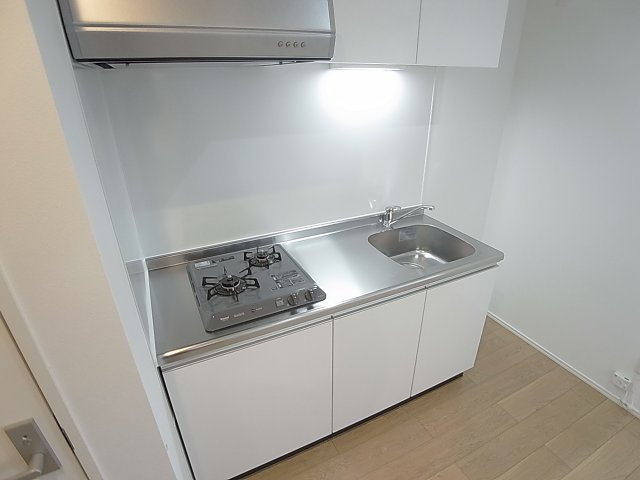 T.A海運町8丁目ⅢA棟のキッチン|システムキッチン、2口ガスコンロの広々設計