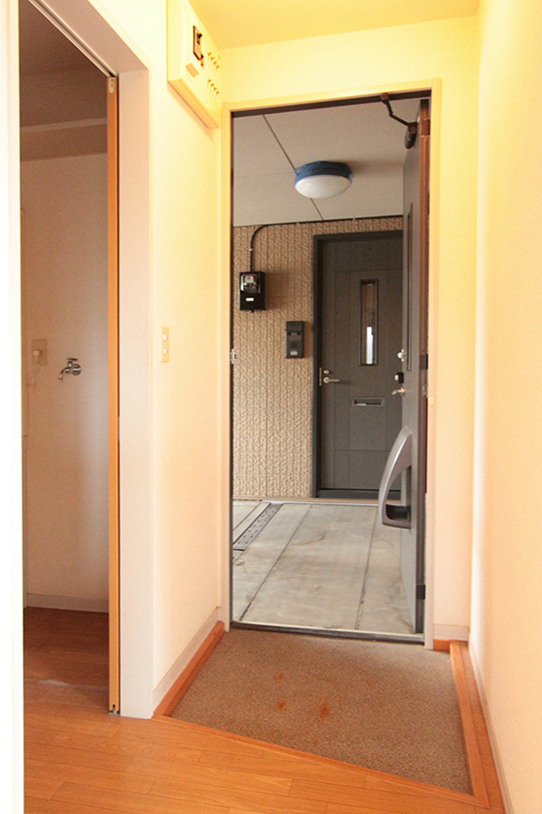 バリュージュ美杉台Bの玄関|下駄箱は写真左側の手前あたりにあります