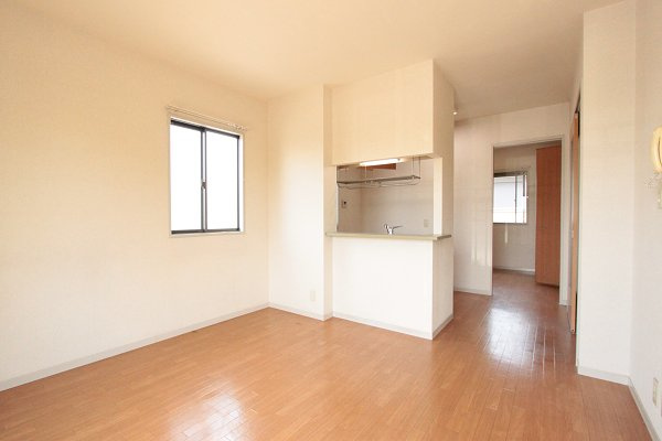 バリュージュ美杉台Bの居間・リビング|LDK10.8帖　2面採光で明るく、人気の対面キッチン仕様