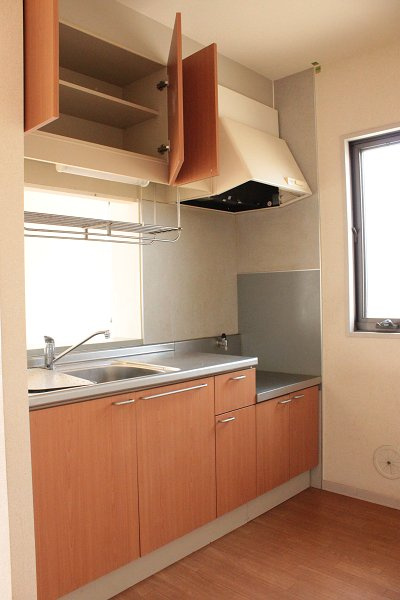 バリュージュ美杉台Bのキッチン|ガスコンロ設置タイプ　キッチンすぐ横にも窓があり、採光・換気に便利です