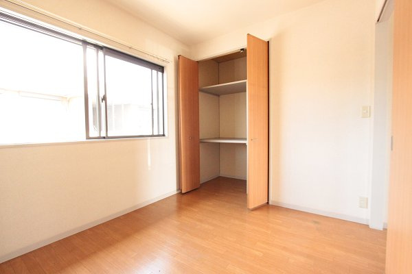 バリュージュ美杉台B|北側洋室4.8帖の収納