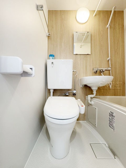 【トイレ】 | 茅場町スカイハイツ | トイレの様子です。温水洗浄便座つき。～即日のご見学可能～　お問合せはお気軽にどうぞ。