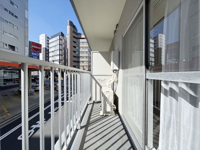 【バルコニー】 | 茅場町スカイハイツ | バルコニーの様子。ここからの眺めが、日々のストレスを発散してくれることでしょう。ちなみにバルコニーは専有部分ではなく「共用部分」の扱いです。～即日のご見学可能～　お問合せはお気軽にどうぞ。