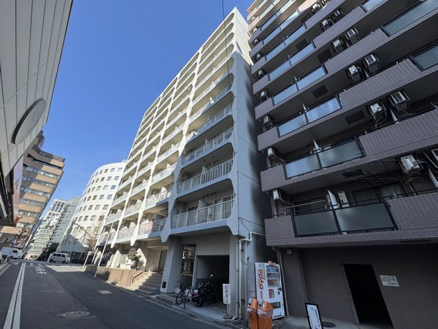 【現況写真】 | 茅場町スカイハイツ | 前面道路と外観の様子です。～即日のご見学可能～　お問合せはお気軽にどうぞ。