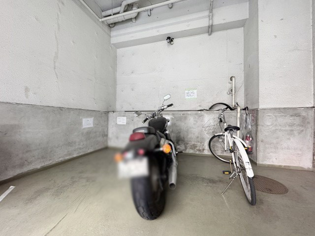 【駐車場】 | 茅場町スカイハイツ | バイク置き場。空き区画の有無や駐輪料金、サイズおよび排気量規定などについては、改めてお問い合わせください。～即日のご見学可能～　お問合せはお気軽にどうぞ。