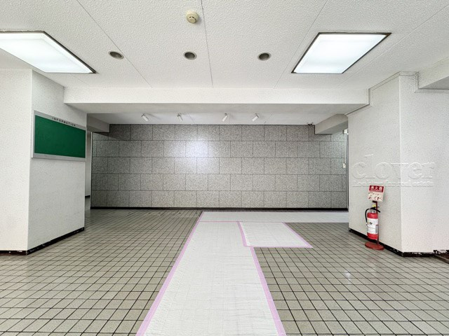 【ロビー】 | 茅場町スカイハイツ | 集合ポストなどを備えたエントランスホール。ここもマンションの顔となる部分であり、しっかりと清掃の行き届いたさまに安心感をおぼえます。～即日のご見学可能～　お問合せはお気軽にどうぞ。
