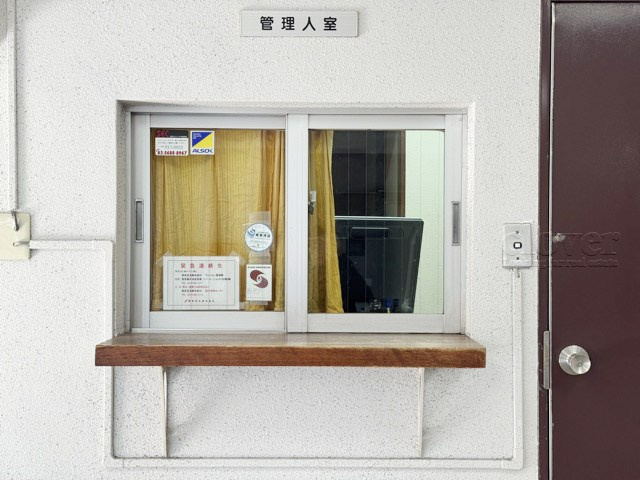 【受付】 | 茅場町スカイハイツ | 管理人さんが勤務する管理室です。マンションに出入りする人たちを見守り、注意を払ってくれています。～即日のご見学可能～　お問合せはお気軽にどうぞ。