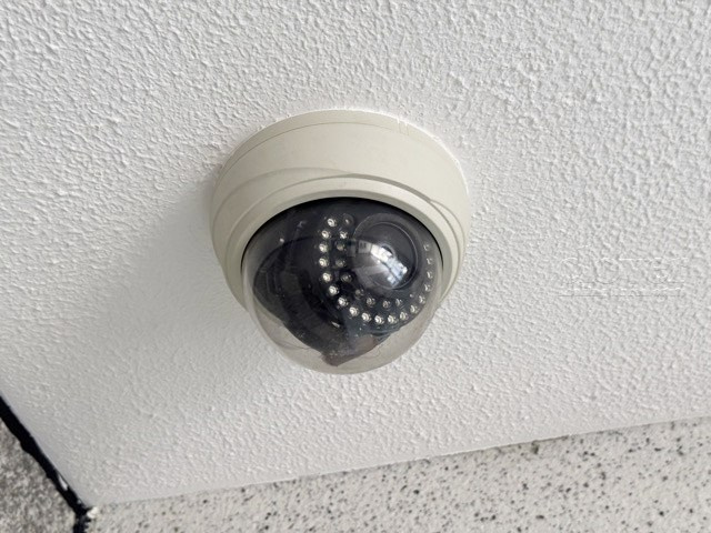【防犯設備】 | 茅場町スカイハイツ | 建物や敷地の隅々に目を光らせる防犯カメラが設置されています。現地を見学される際には、カメラの存在やその台数にも意識を払ってみてください。～即日のご見学可能～　お問合せはお気軽にどうぞ。