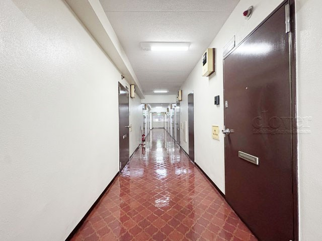 【その他共用部分】 | 茅場町スカイハイツ | マンションの共用廊下です。きれいに清掃されています。周囲のお部屋の様子も、ぜひ伺ってみてください。～即日のご見学可能～　お問合せはお気軽にどうぞ。