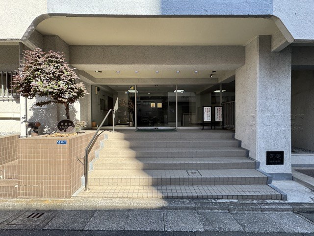 【エントランス】 | 茅場町スカイハイツ | お客様を、そして住人を出迎えてくれるマンションのエントランス。ゴミが落ちていないことからも、管理状態の良さや住民の節度の高さが見て取れます。～即日のご見学可能～　お問合せはお気軽にどうぞ。