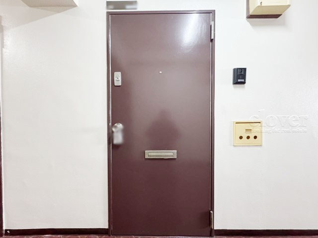 【その他共用部分】 | 茅場町スカイハイツ | 皆様をお迎えする、お部屋の玄関ドア。開けやすさや開放角度、ドアノブの操作しやすさや鍵の形状などを、現地で一度ご確認ください。～即日のご見学可能～　お問合せはお気軽にどうぞ。