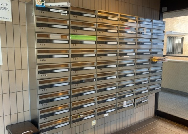 【設備】 | ダイアパレス相模原Ⅲ | エントランス付近に設置されている集合ポストは、住んでいる部屋と離れているため、ポストをあさるなど誰かに何かされていても被害に気づきにくいです。入居する時には他人に特定されにくい番号で鍵をかけましょう！
