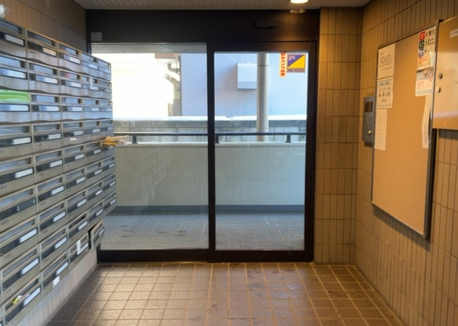 【ロビー】 | ダイアパレス相模原Ⅲ | ロビーというと、エントランスと何がちがうの？と思いますよね。実はロビーとエントランスには明確な決まりはありません。物件によっては、エントランスを入って広がるある程度の広さのある空間がロビーとなります。