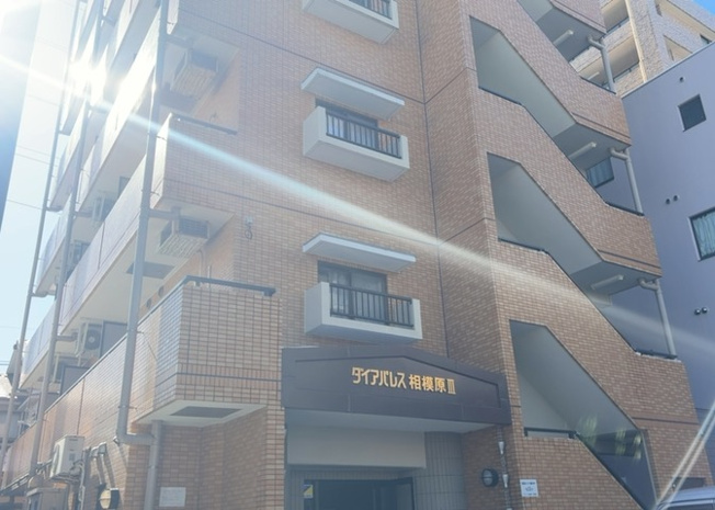 【現況写真】 | ダイアパレス相模原Ⅲ | 道幅が広い場所は日当たりや風通が良好です。幅が広いのですれ違いも可能ですし大きな車でも駐車可能！一方で、大型車が通ることも多くなるため交通量の増加により騒音に繋がります。また土地の値段が高くなります。