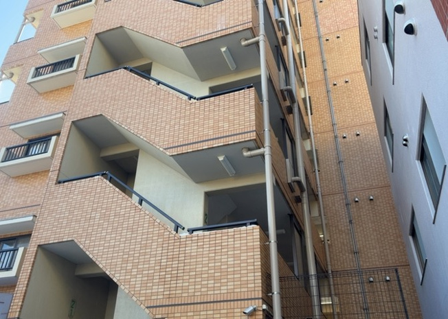 【玄関】 | ダイアパレス相模原Ⅲ | 玄関は家の顔でもあり、家族以外の目にも止まる場所です。玄関は外との間を仕切る扉、靴などをしまっておく収納スペース、靴脱ぎのたたきスペース、来客とのやり取りをするドアホンなど複数のアイテムからなります。