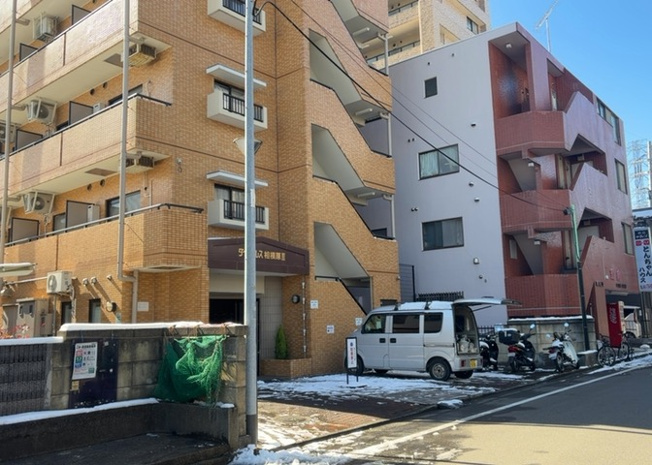 【外観】 | ダイアパレス相模原Ⅲ | 外観はマンション管理がされているかの目安になります。築年数が古いと、壁面は劣化してひび割れが生じることも！建物が古びていても細かいところが修繕されていると、きちんと管理されているなぁと感じるでしょう。