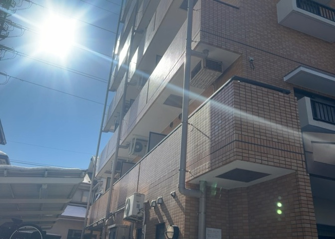 【バルコニー】 | ダイアパレス相模原Ⅲ | 一般的なバルコニーは、奥行1.5ｍ程ですが、ワイルドバルコニーは2ｍまで広がっています。そのため洗濯物の間隔をあけ干すことができ、乾きやすいというメリットや、ガーデニングが楽しめる等の特徴があります。