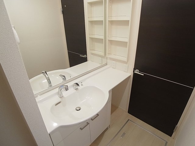 クレールメゾンの洗面所|大型ミラーのシャンプードレッサー独立洗面