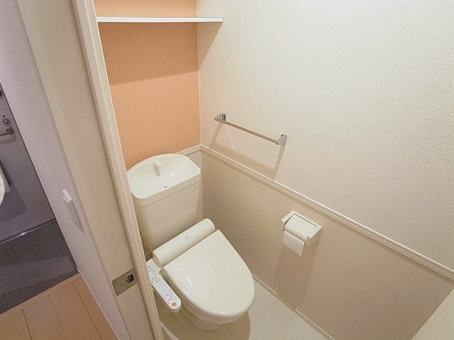 クレールメゾンのトイレ|ウォシュレット完備、上部収納スペースも有り