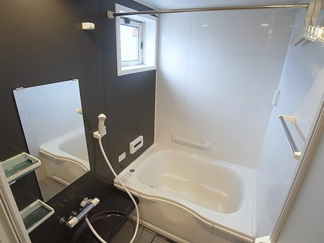 クレールメゾンの浴室|デザイン性の高いバスルーム、浴室乾燥、窓付きです