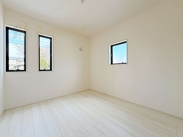 ひたちなか市八幡町2期　新築戸建て　1号棟の洋室|2面窓の風通しの良い洋室です♪差し込む暖かな陽当たりで、室内がくつろげる空間に早変わりです♪