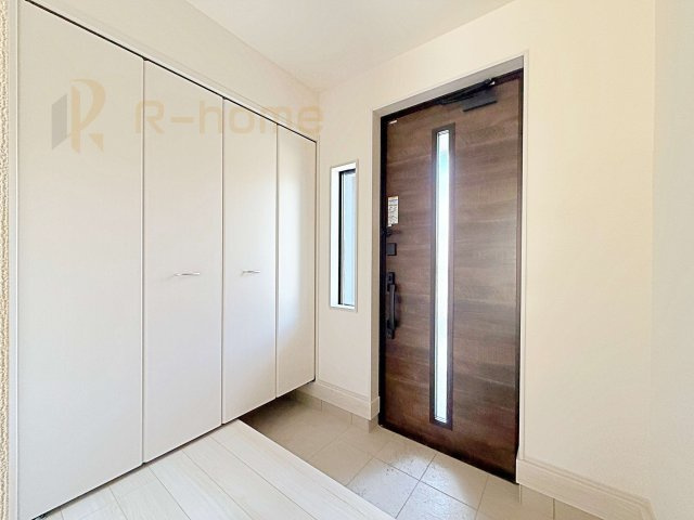 ひたちなか市八幡町2期　新築戸建て　1号棟の玄関|気持ちよくご家族やゲストを送迎できる穏やかな雰囲気の玄関♪大きな下駄箱で玄関廻りスッキリ♪