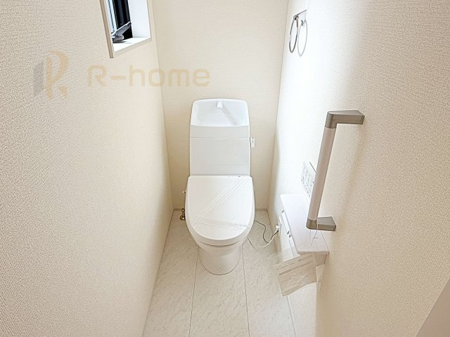 ひたちなか市八幡町2期　新築戸建て　1号棟のトイレ|小窓が付いた明るいトイレ♪
温水洗浄便座付きです。