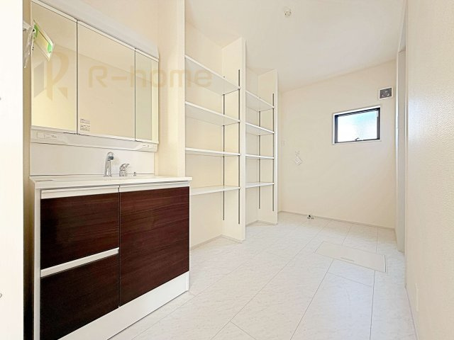 ひたちなか市八幡町2期　新築戸建て　1号棟の洗面所|広々としたパウダールームで身支度ラクラク！可動棚付きでタオルや着替えもスッキリ収納できます♪