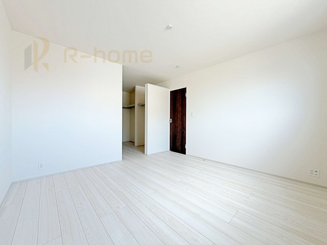 ひたちなか市八幡町2期　新築戸建て　1号棟の洋室|収納便利なウォークインクローゼット付きの洋室♪
明るく風通しの良いお部屋です♪